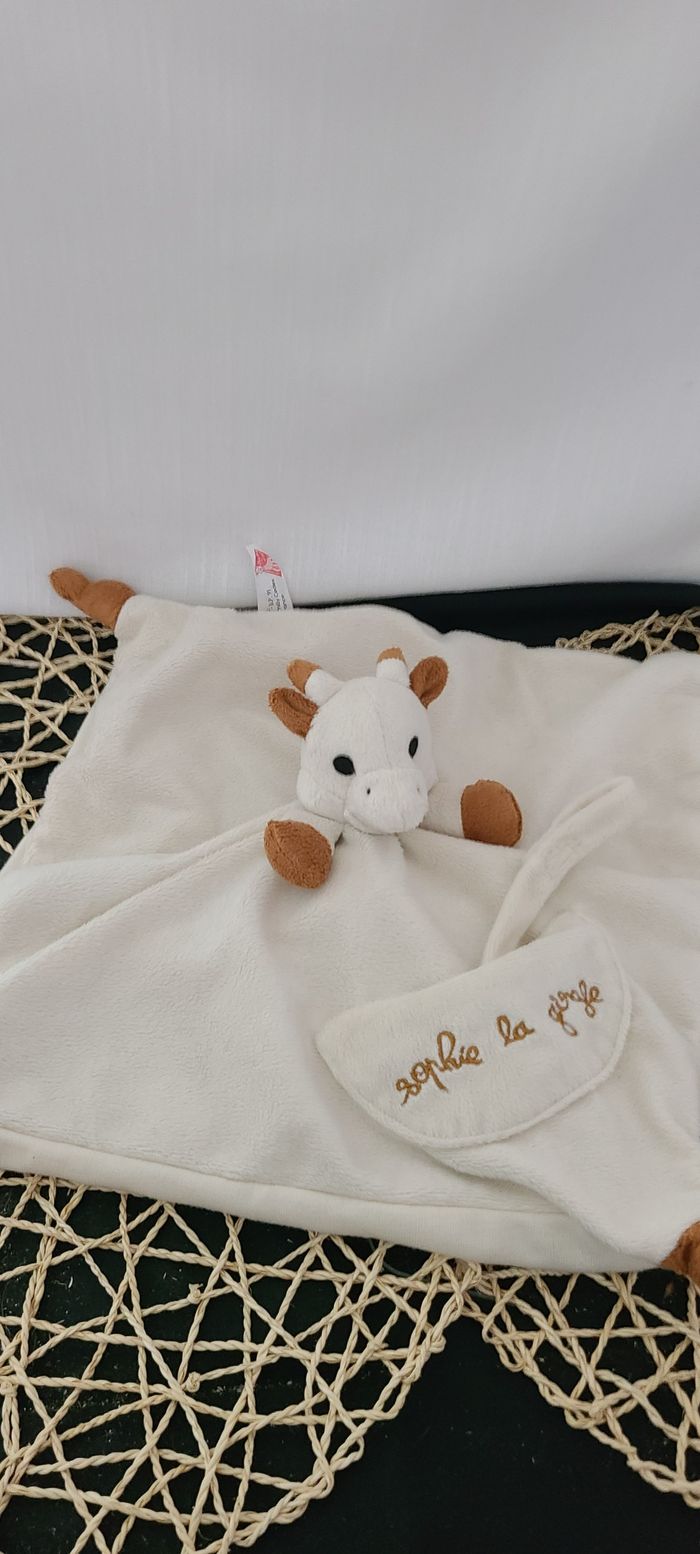 Doudou Sophie la girafe blanc et marron Vulli - photo numéro 2
