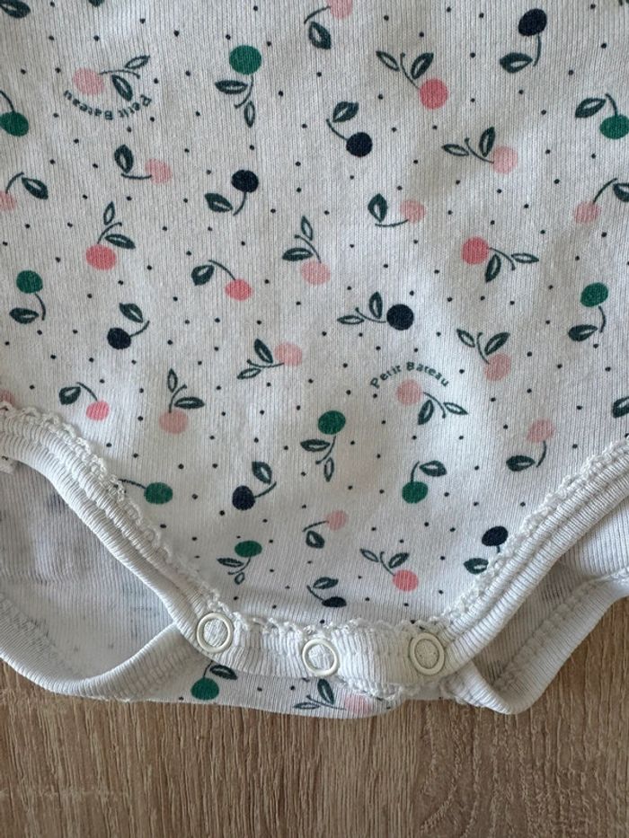Body MC blanc à fleurs Petit Bateau 12 mois TBE - photo numéro 4