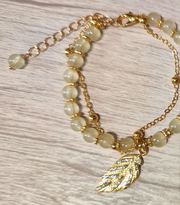 Bracelet double ajustable avec perles jaunes et doré et pendentif feuille dorée - photo numéro 3