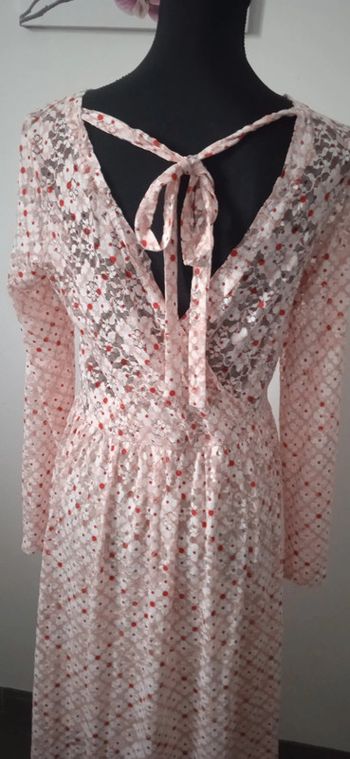 Robe ajustée et évasée en dentelle