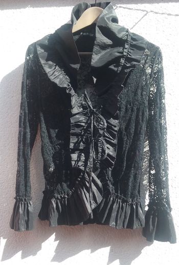 chemisier noir dentelle et volants Sisi Bella