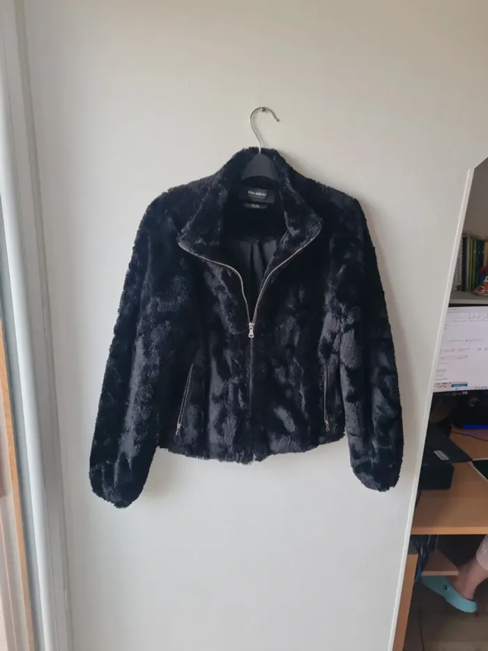 veste fourrure noire pull and bear