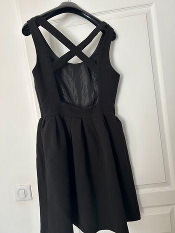 Robe noire à noeud 