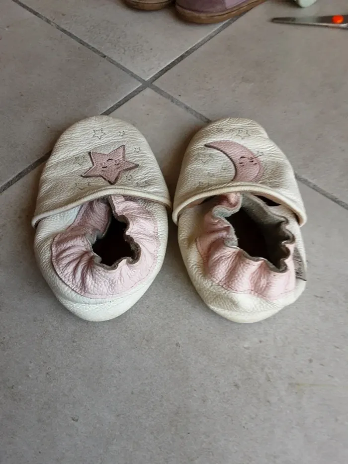 Chaussons etoile et lune cuir T. 18-24 mois (~ P. 22-24) - photo numéro 2