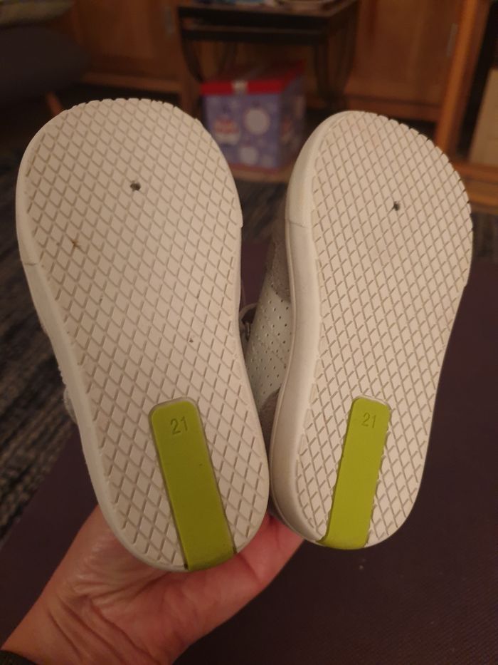 Baskets neuves  bertbaudet cuir taille 21 - photo numéro 3