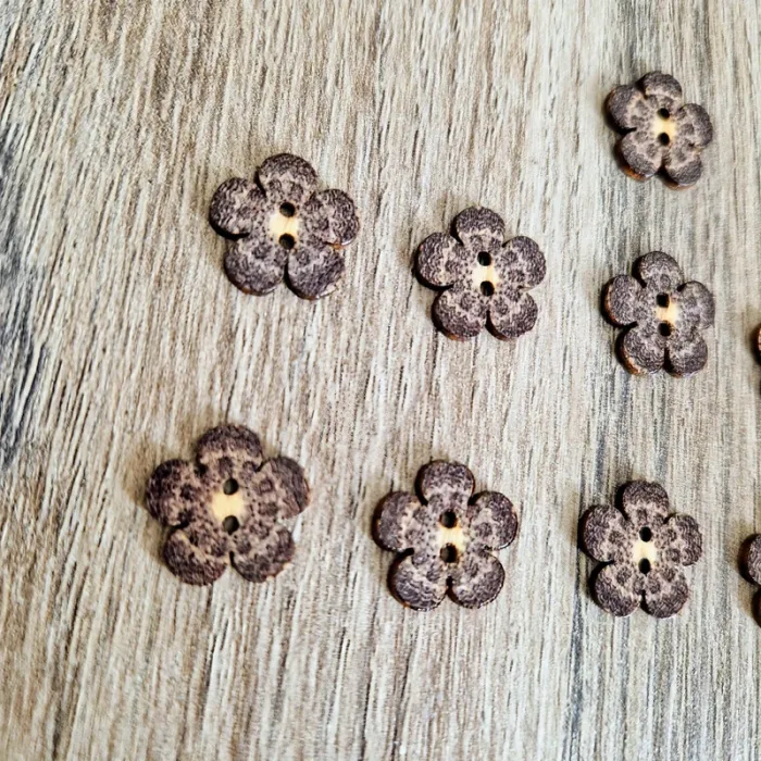 Lot de 11 boutons fleurs en bois - photo numéro 2