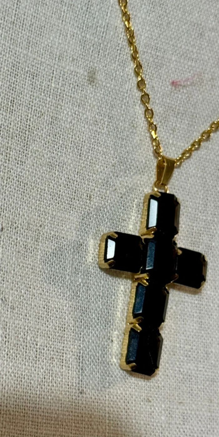 Collier réglable acier inoxydable or grosse croix pavé multi facettes noir - photo numéro 3