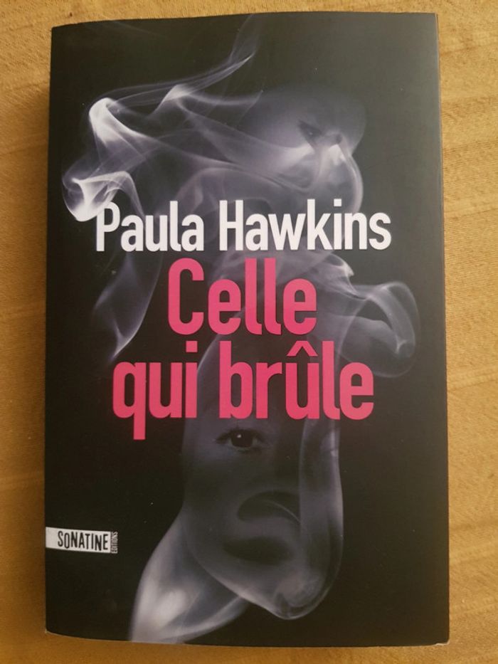 Celle qui brûle de Paula Hawkins