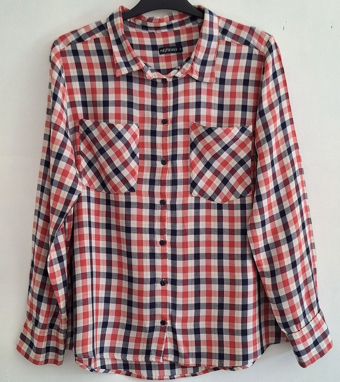 Chemise à carreaux légèrement masculine