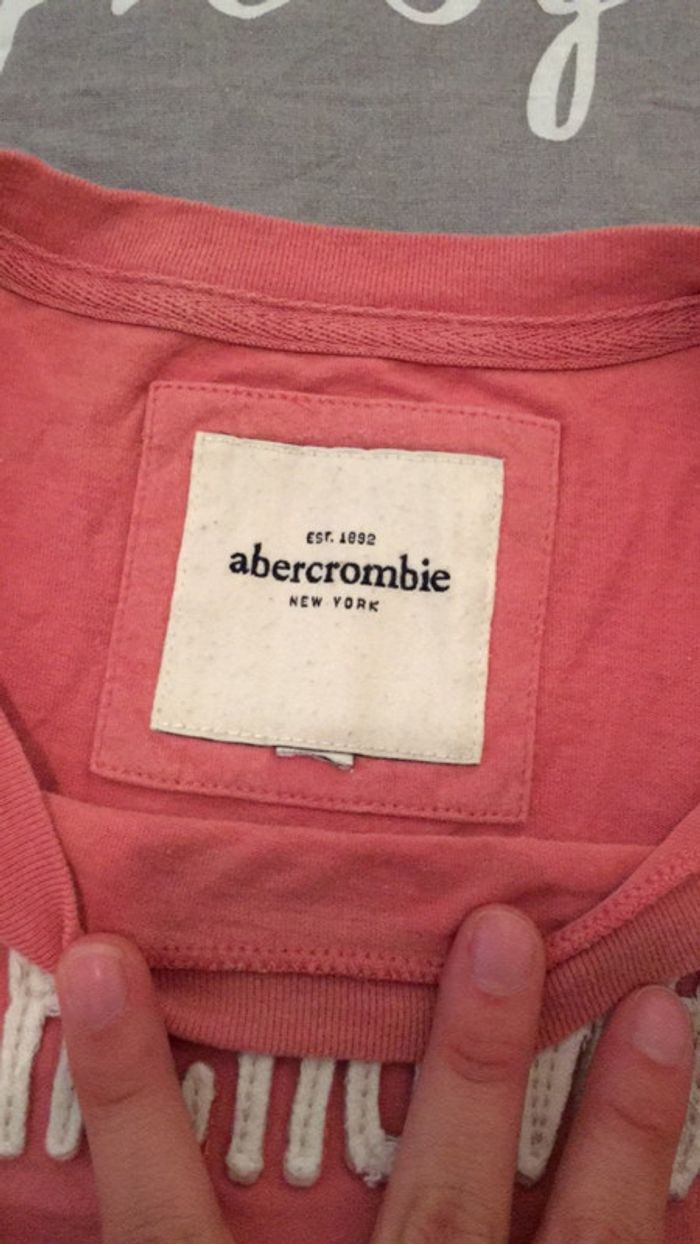 T shirt abercrombie XS - photo numéro 3