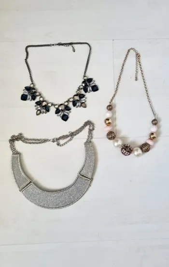 Lot de 3 colliers Plastron argenté doré et rose new look