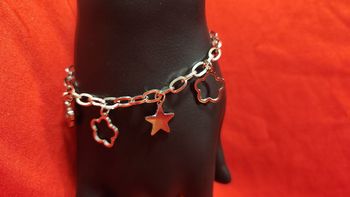 Bracelets argenté avec 5 breloques