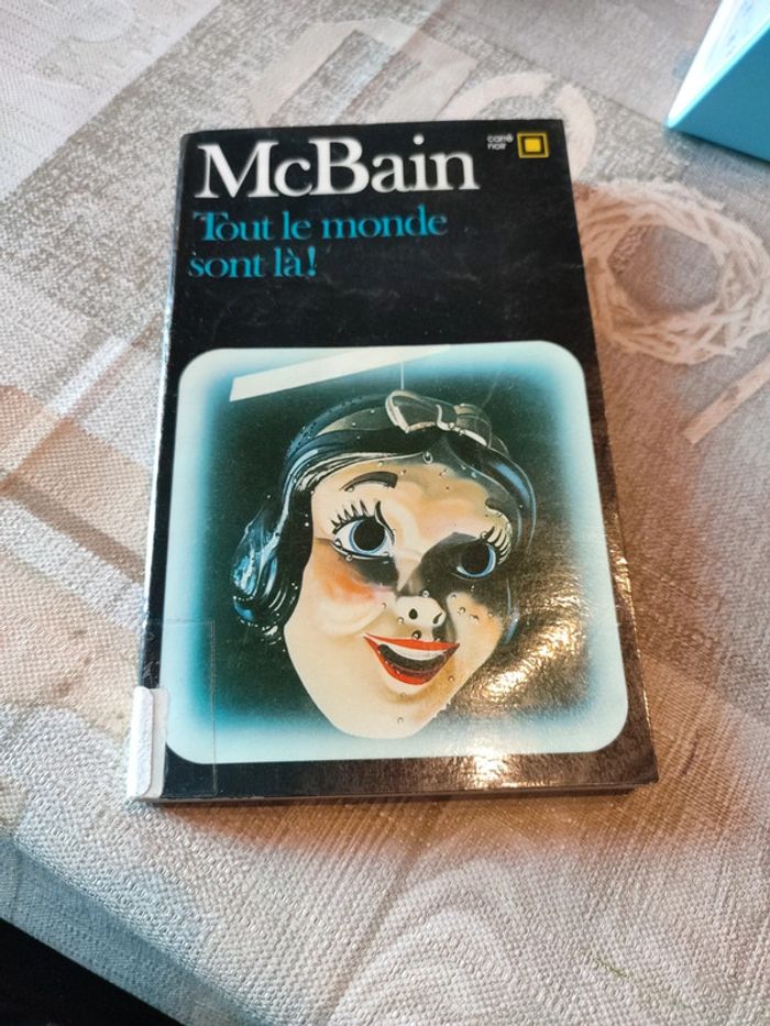Tout le monde sont là, livre de macben de la collection carré noir