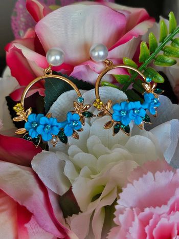 Créoles avec petites fleurs bleue, perles d eau douce et topaz multicolore