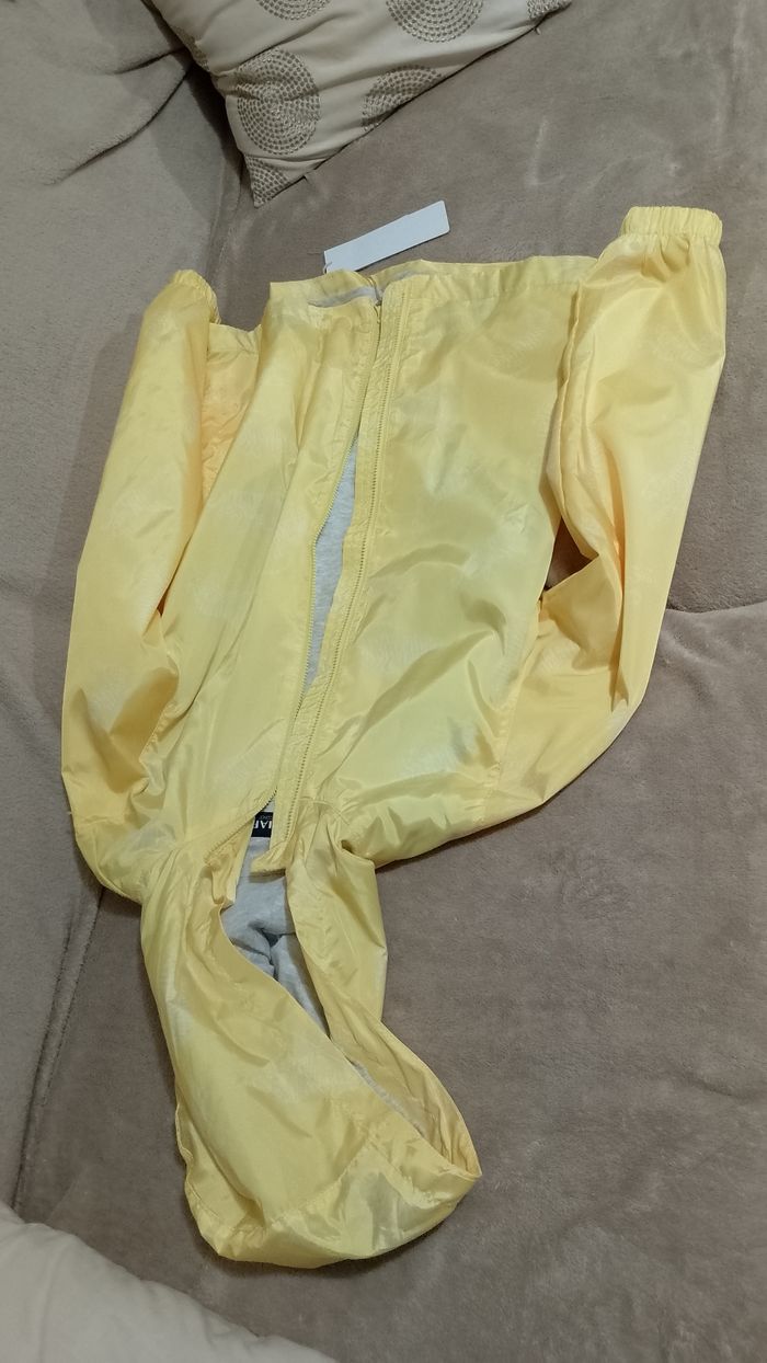 Veste legere style k way 10 ans neuve