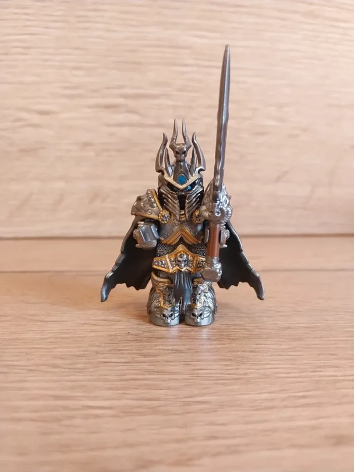 Figurine type lego Le Roi Liche Warcraft