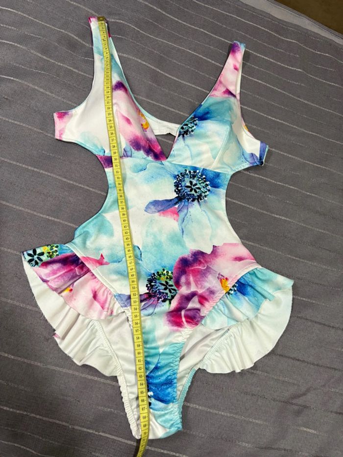 Magnifique maillot de bain 1 pièce à volants ouvert sur les côtés et décolleté - photo numéro 5