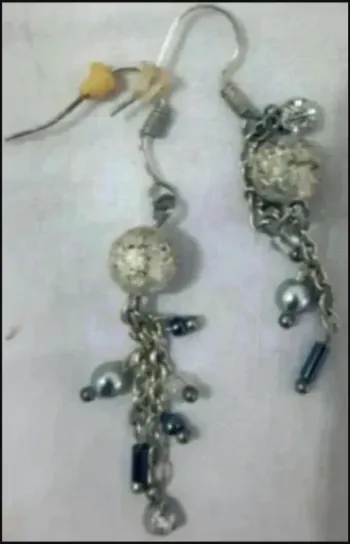 boucles d'oreilles pendantes perles argentées Très bon état Fantaisie