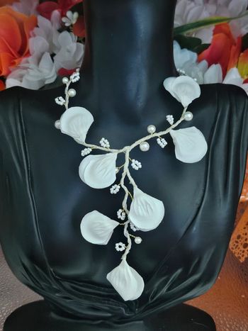 Collier avec ses pétales de fleurs, perles et perles d eau douce