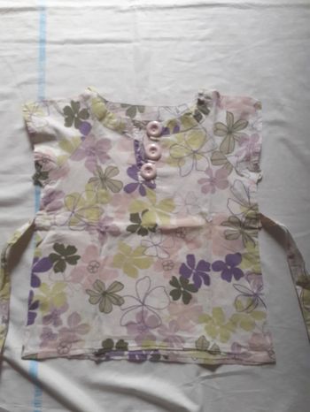 Tunique légère blanche à fleurs vertes, mauves et lilas avec 3 gros boutons à l'encolire