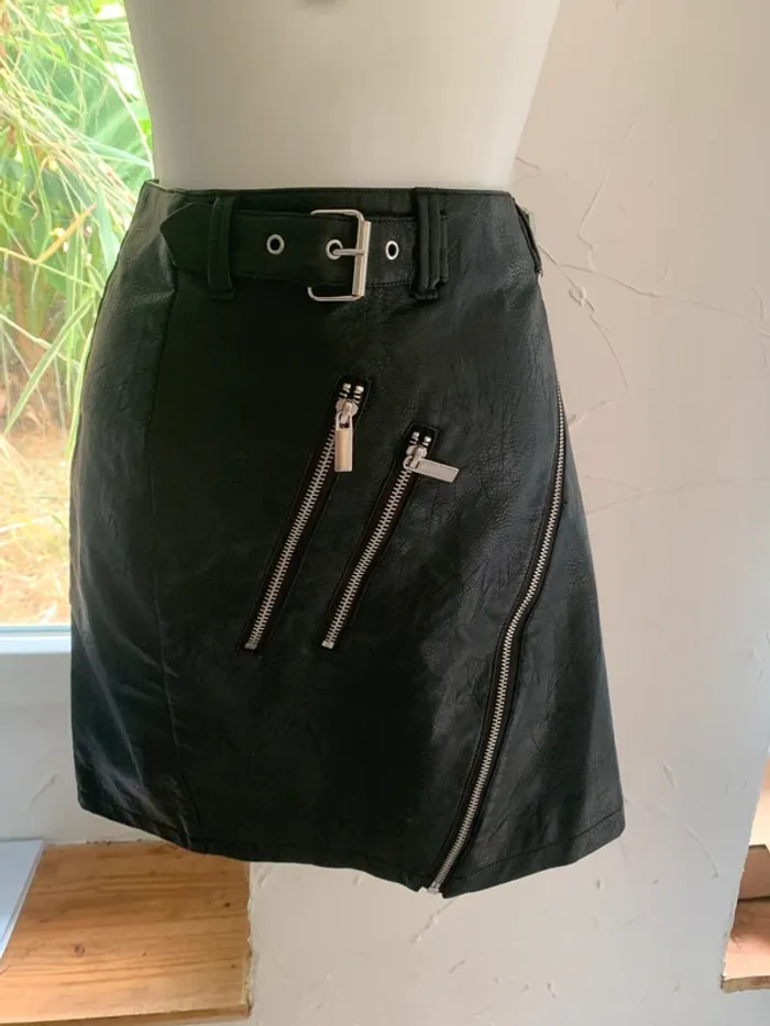 Jupe Camaïeu simili noir taille 38 - photo numéro 3