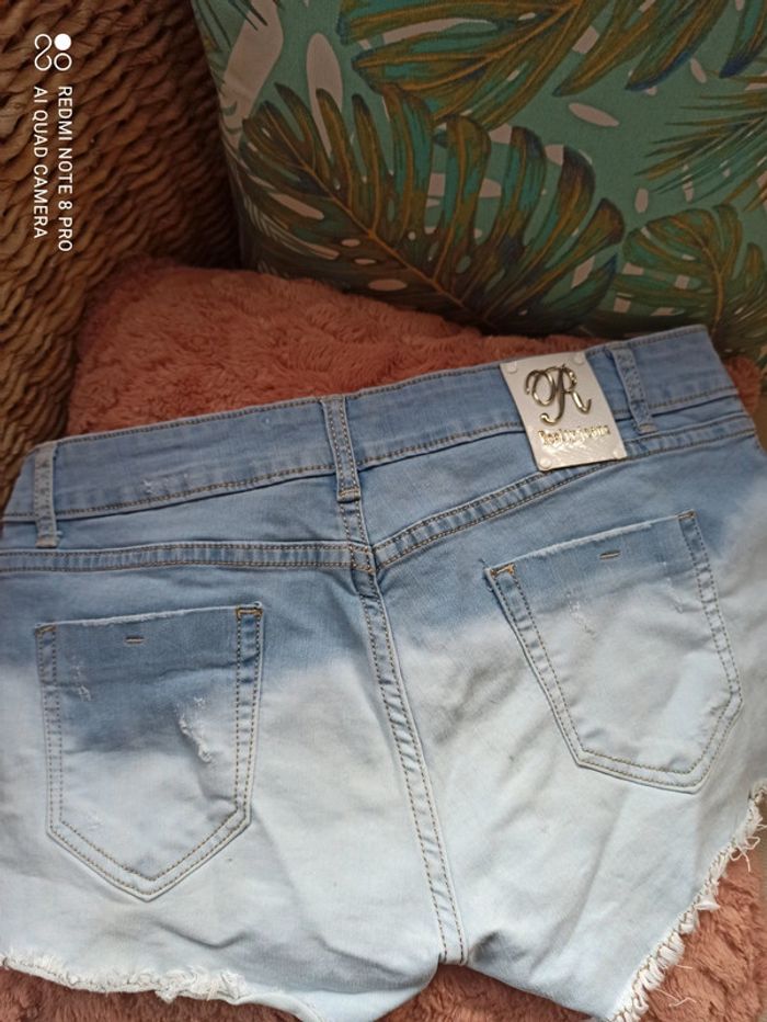 Short jeans T42 neuf - photo numéro 2