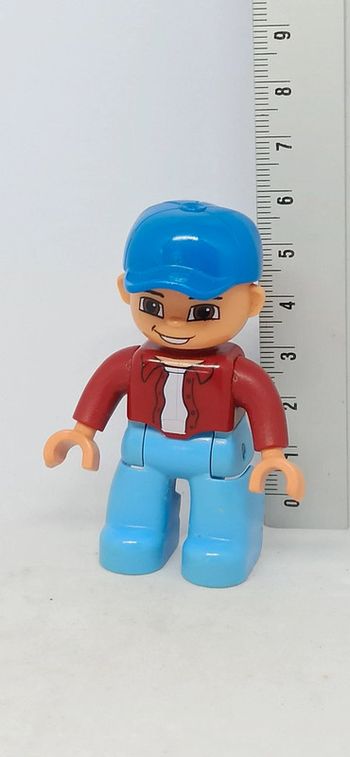 Homme lego duplo avec casquette et pantalon bleus