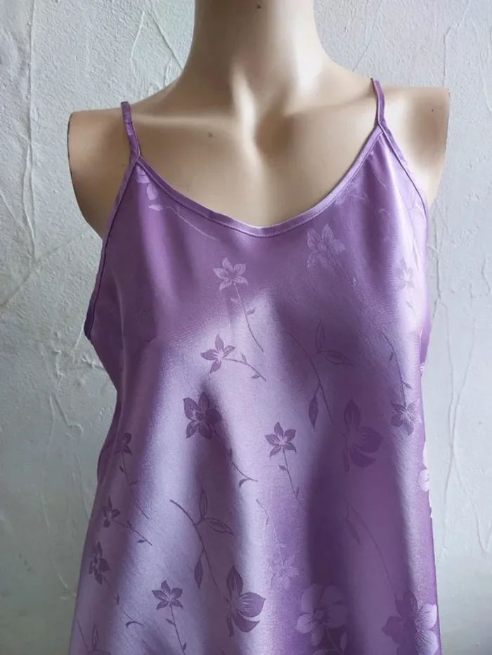 Nuisette satinée violet avec motifs floraux Taille 40/42 - photo numéro 2