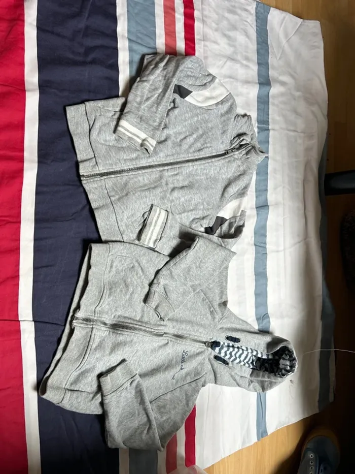 Lot de deux vestes taille quatre ans
