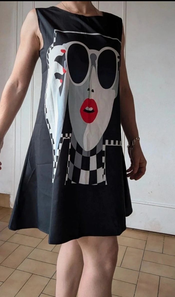💎robe seventies mannequin femme sexy tendance taille s 36 coupe courte noir portrait - photo numéro 2