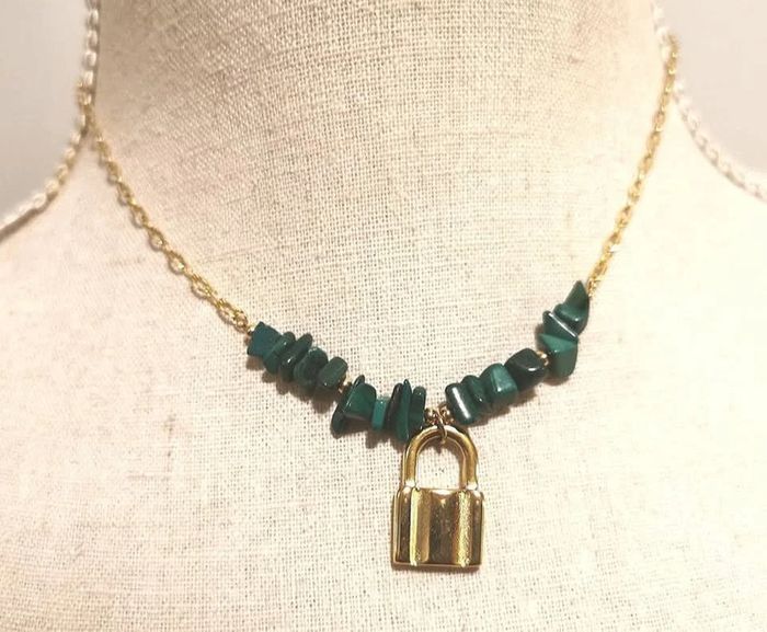 Collier chaîne réglable acier inoxydable or pierre amazonite et cadenas xl