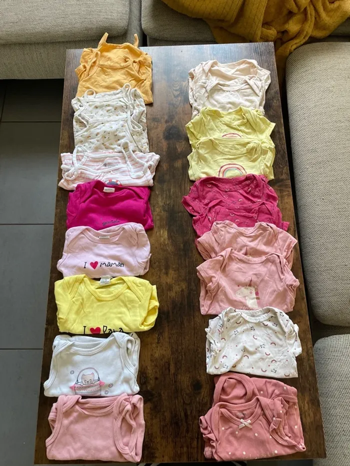 Lot de 20 bodies manches courtes  bébé fille 9 mois