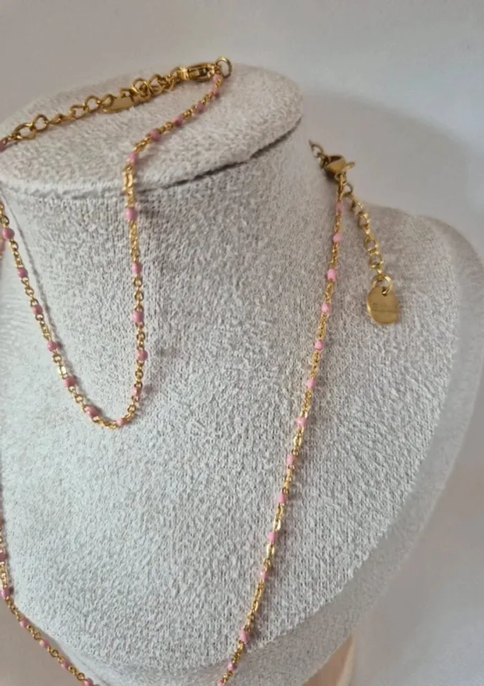 Parure 2 bijoux : collier ras du cou + bracelet dorée or acier inoxydable perles rose - photo numéro 4