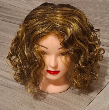 Perruque bouclée courte Synthétique cheveux ondulés pour cosplay fête usage quotidien brun ombre