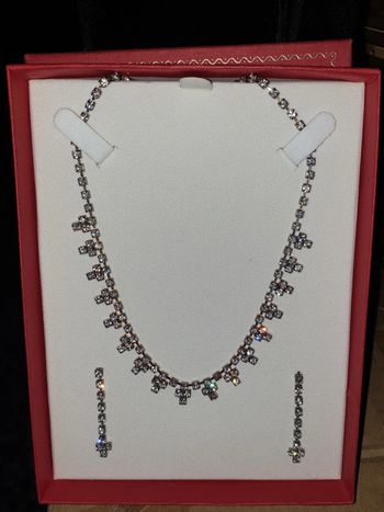 Coffret parure collier et boucles d'oreilles strass fantaisie Neuf