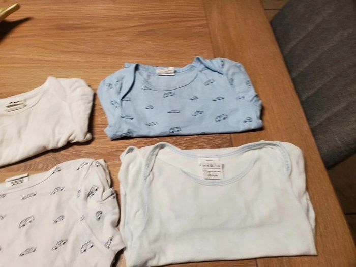 Lot de 4 bodies taille 24 mois très bon état - photo numéro 3