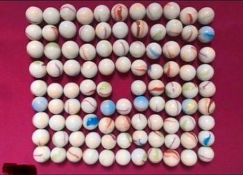 Lot de 98 billes en porcelaine blanche rayées multicolores