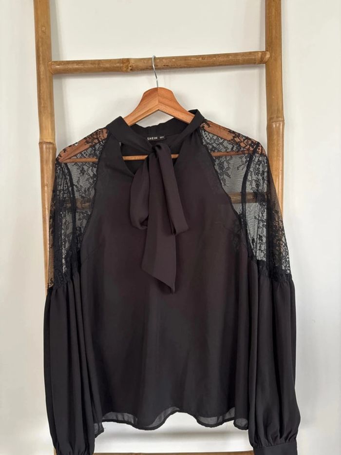 Blouse noire transparente avec dentelle
