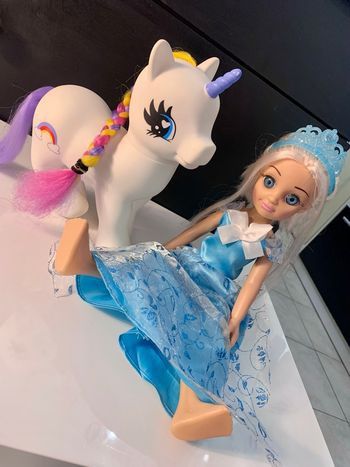 Poupée et licorne