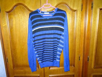 Pull taille M bleu avec rayures noires et blanches