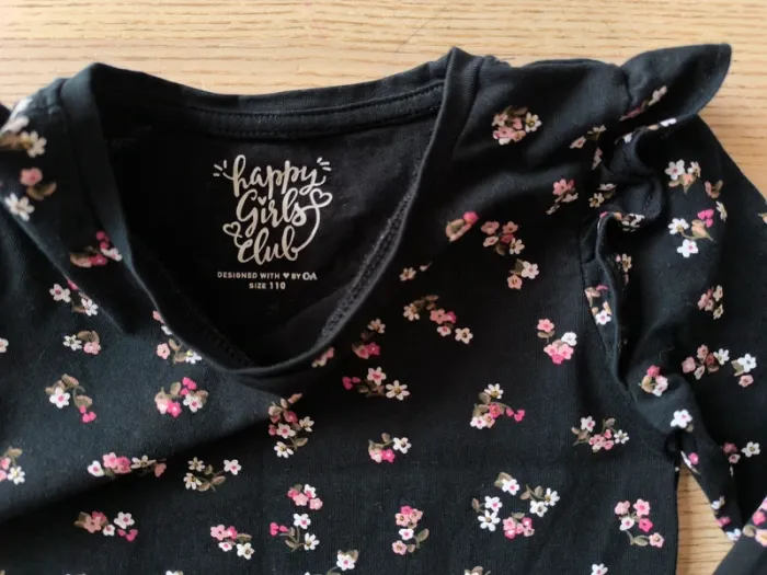 🌸 T-shirt manches longues C&A – Noir à fleurs – Taille 110 cm (5 ans) - photo numéro 2