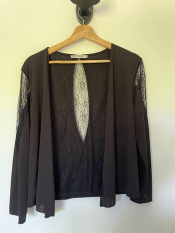 Gilet avec ouverture dentelle dans le dos et sur les épaules