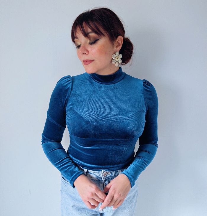 Pull court à col roulé bleu en velours moulant tendance moderne hiver Taille 36 S 
Très bon état - photo numéro 4