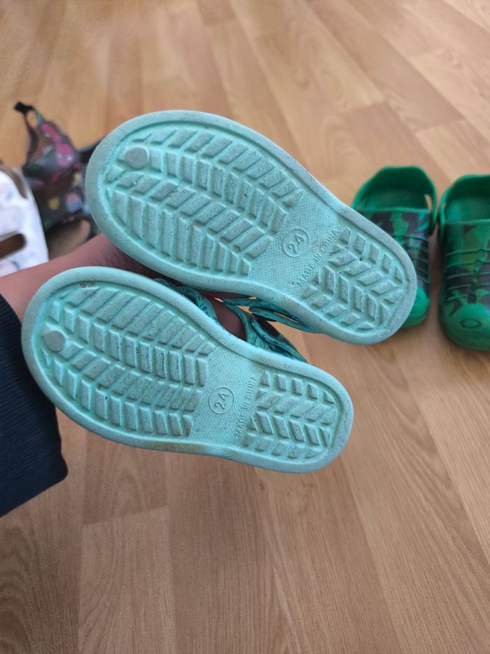 Lot 4 paires de crocs et tongs - photo numéro 3