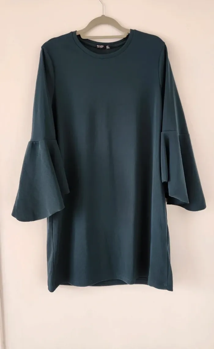 Robe droite à manches volantées Bershka – Style minimaliste et tendance
