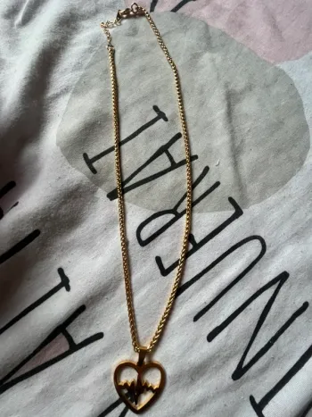 Collier imitation or forme coeur