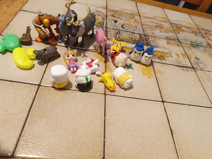 Lot de 17 Figurines et Petits Jouets à Collectionner (Kinder, Disney, Divers) - photo numéro 3