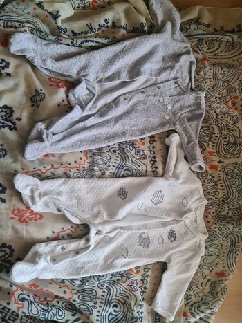 2 Pyjamas vertbaudet taille 1 mois
