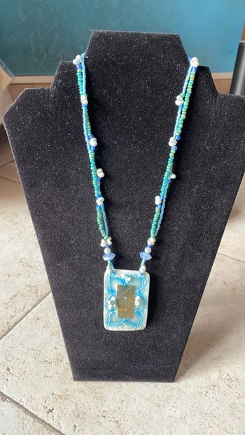 Collier fantaisie bleu avec pendentif
