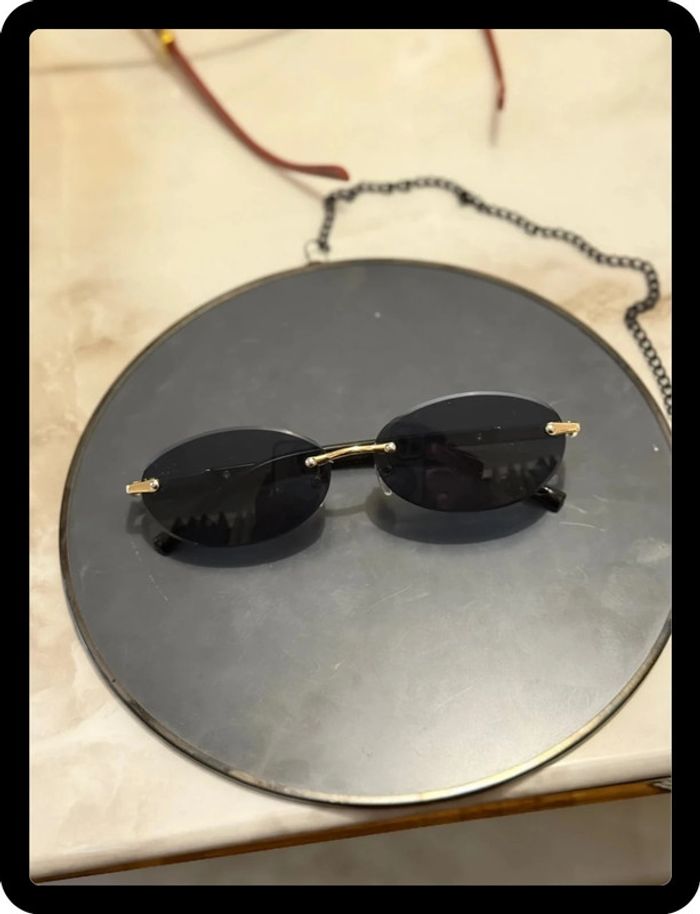 Lunette de soleil ovale noire
